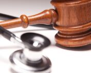 Cómo elegir el abogado correcto para una negligencia médica
