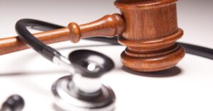 Cómo elegir el abogado correcto para una negligencia médica